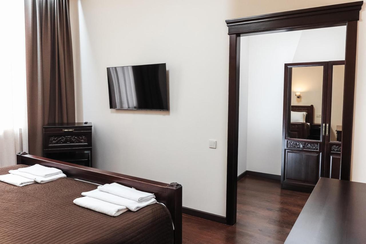 Dvin Hotel Pavlodar Bagian luar foto