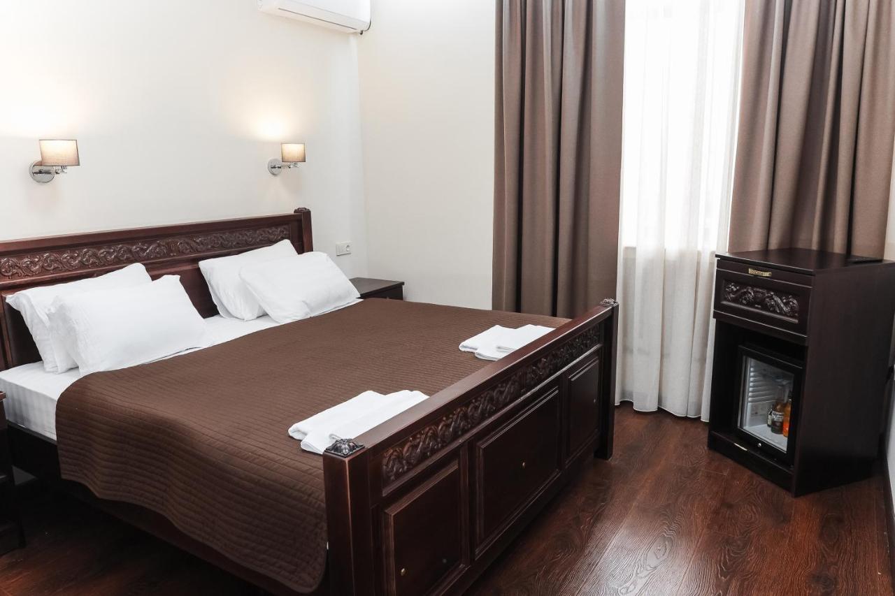 Dvin Hotel Pavlodar Bagian luar foto