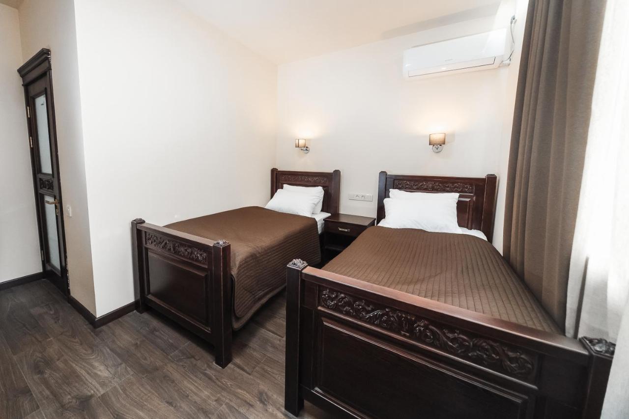Dvin Hotel Pavlodar Bagian luar foto