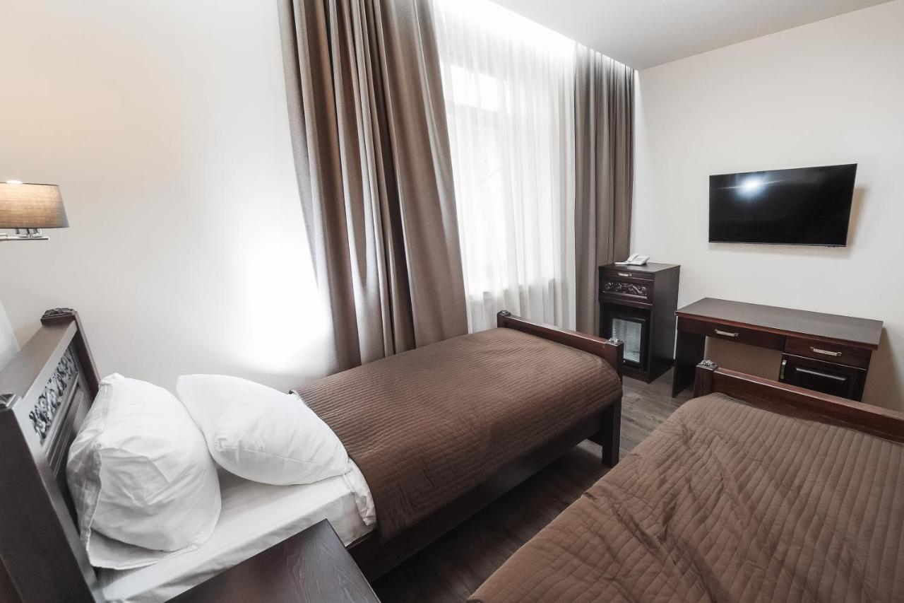 Dvin Hotel Pavlodar Bagian luar foto