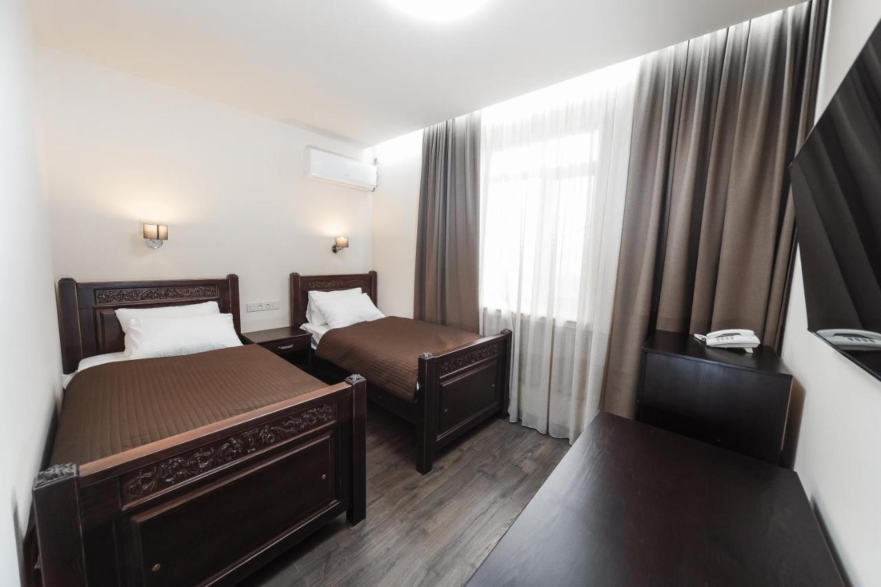 Dvin Hotel Pavlodar Bagian luar foto