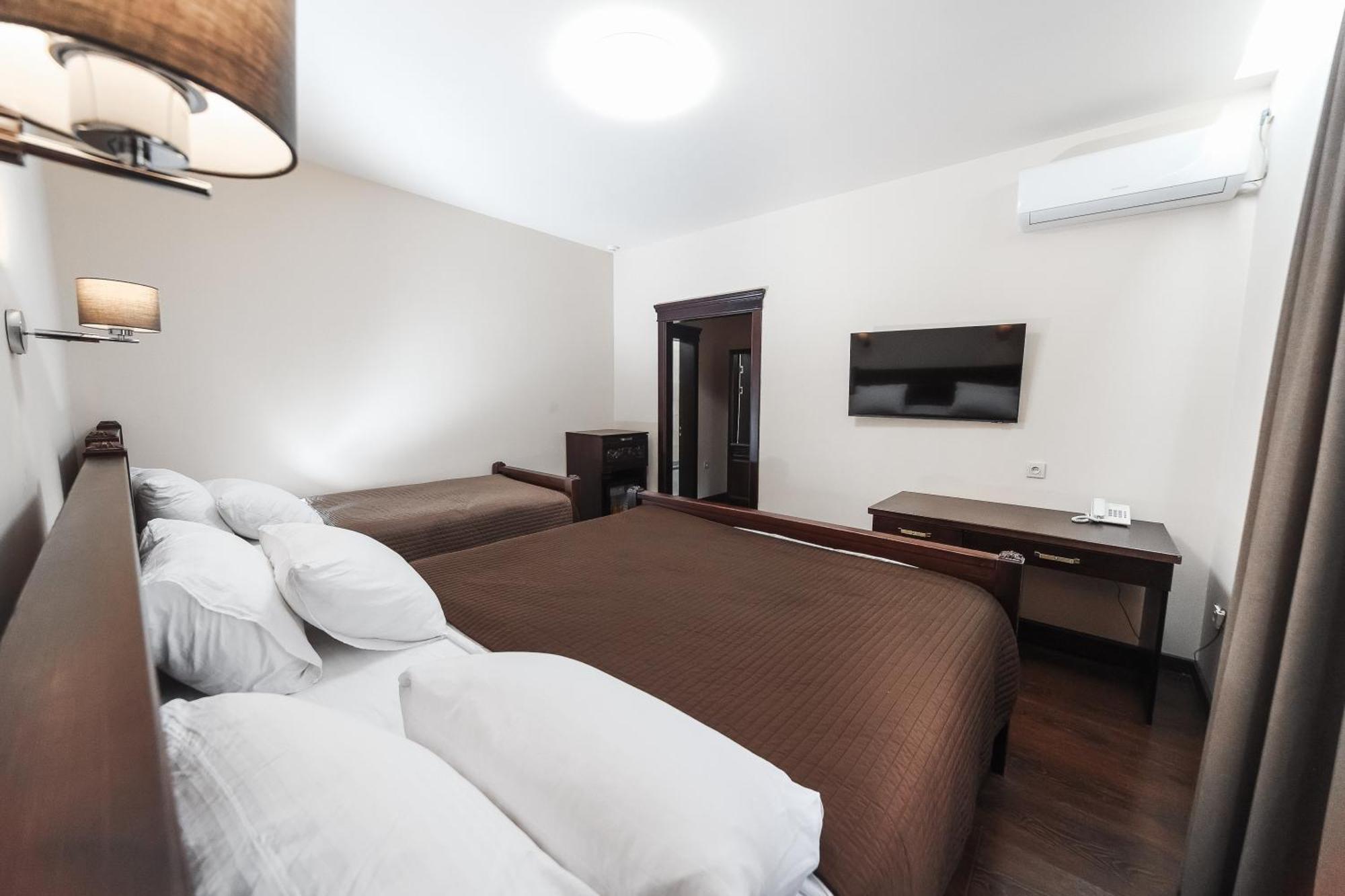 Dvin Hotel Pavlodar Bagian luar foto
