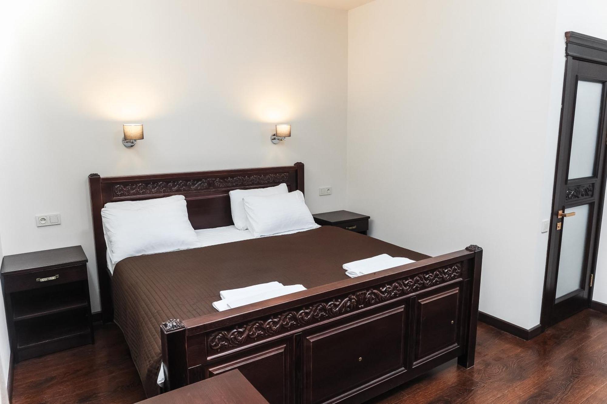 Dvin Hotel Pavlodar Bagian luar foto