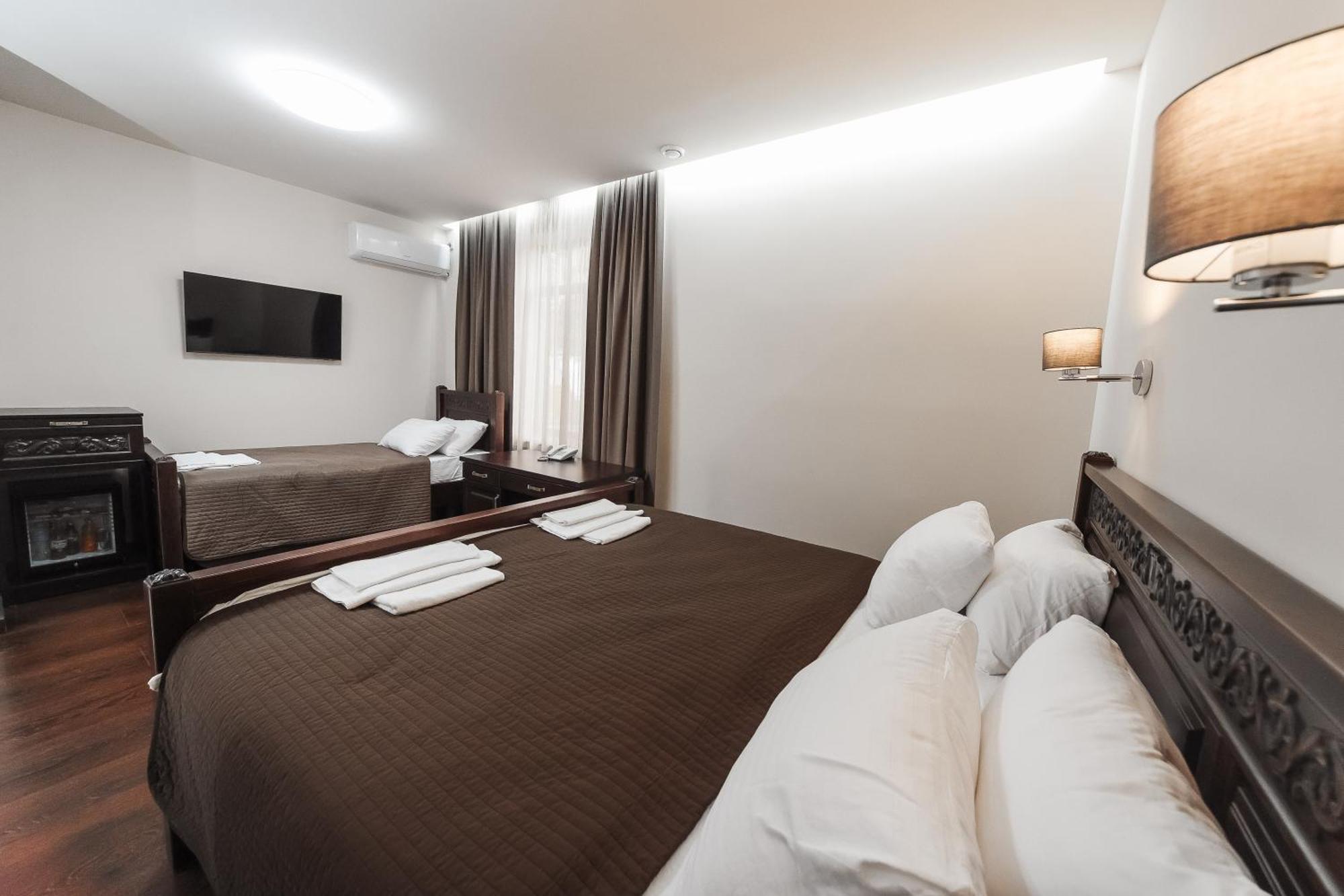 Dvin Hotel Pavlodar Bagian luar foto