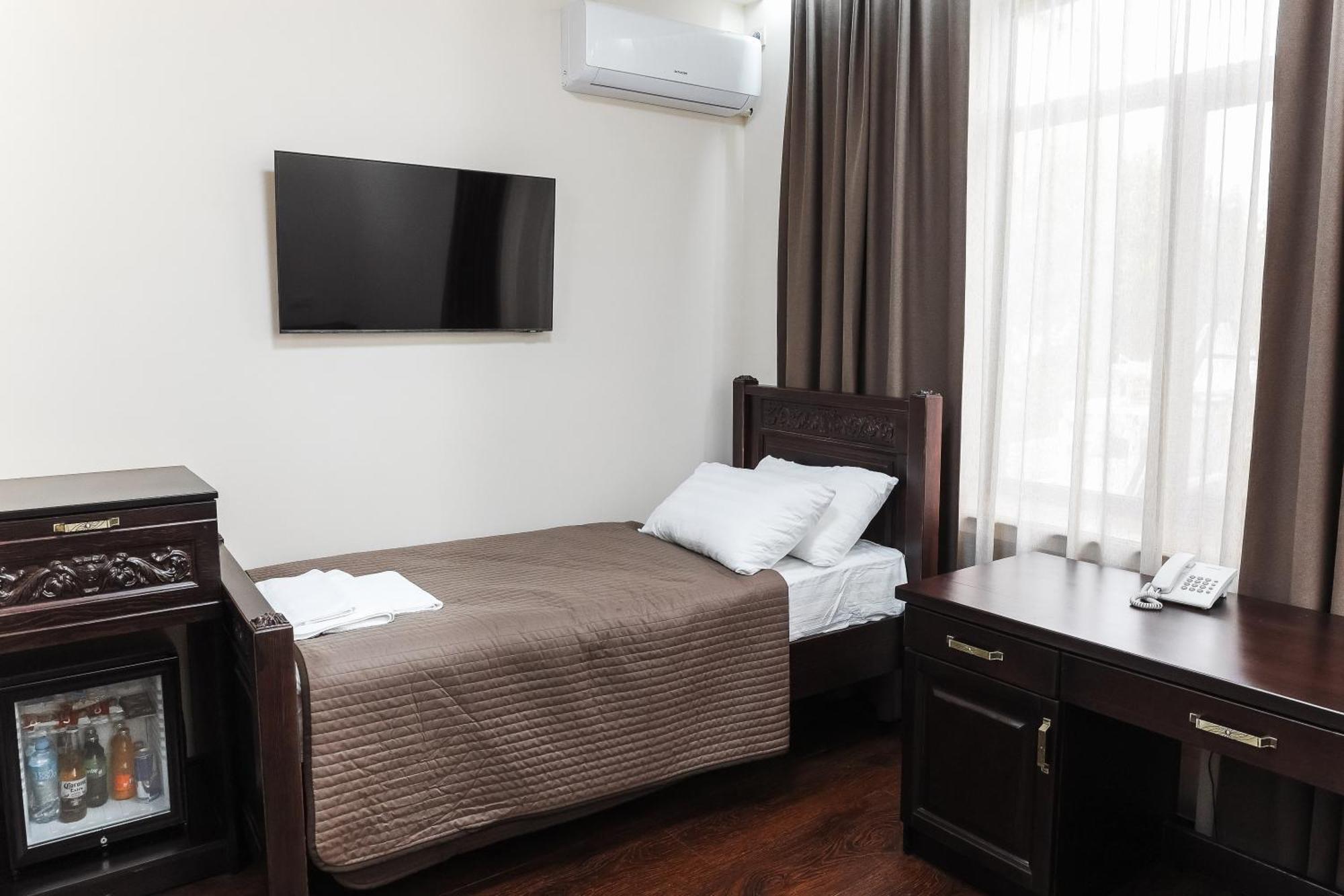 Dvin Hotel Pavlodar Bagian luar foto