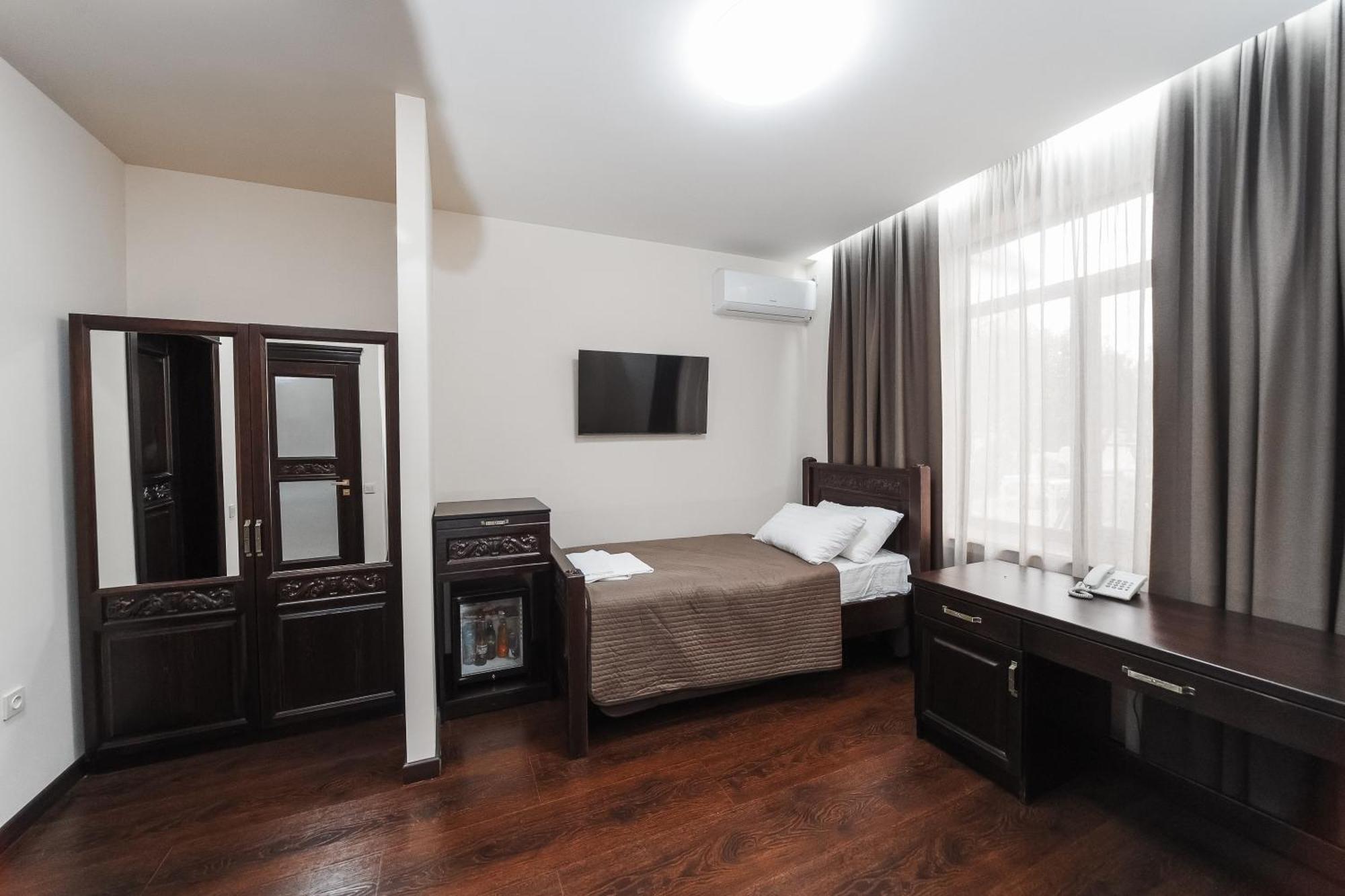 Dvin Hotel Pavlodar Bagian luar foto