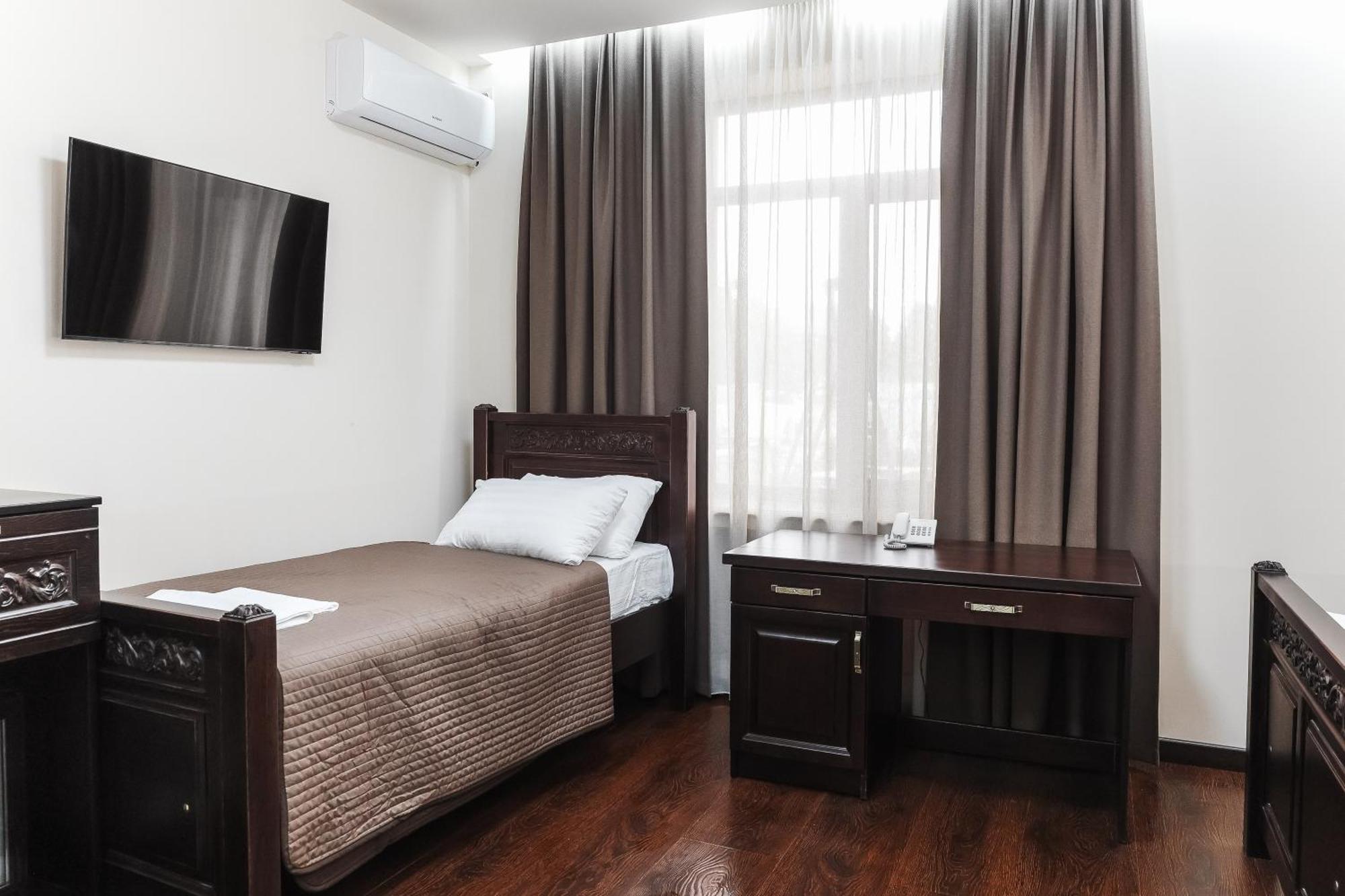 Dvin Hotel Pavlodar Bagian luar foto