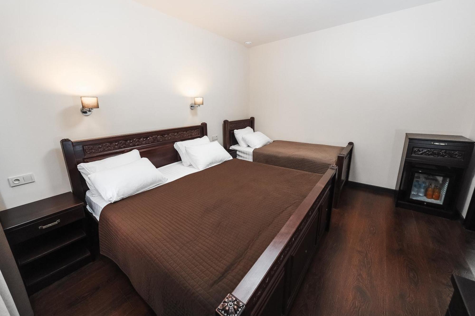 Dvin Hotel Pavlodar Bagian luar foto