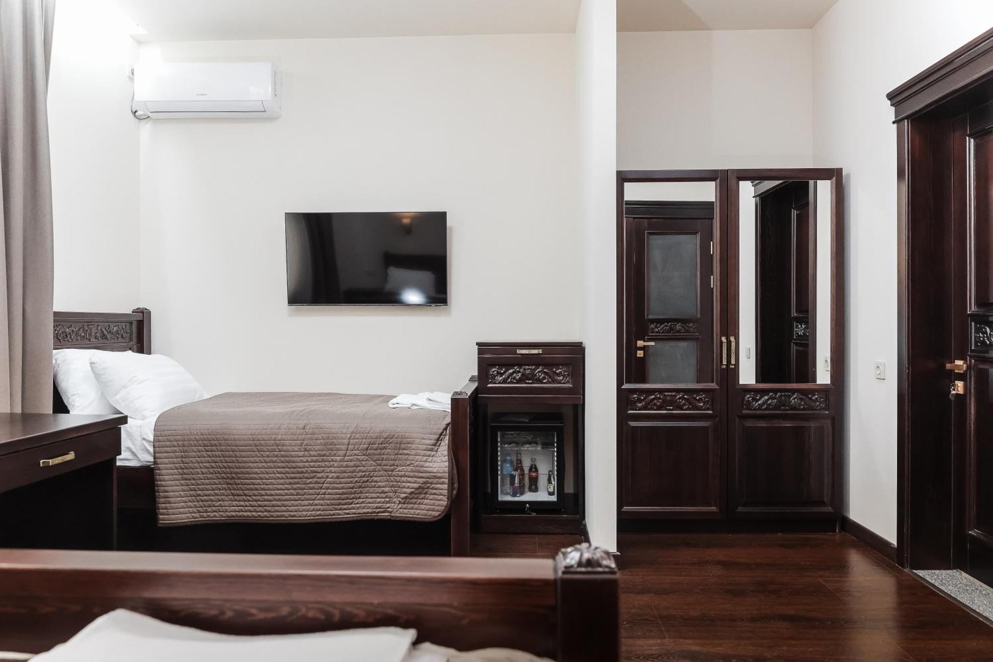 Dvin Hotel Pavlodar Bagian luar foto