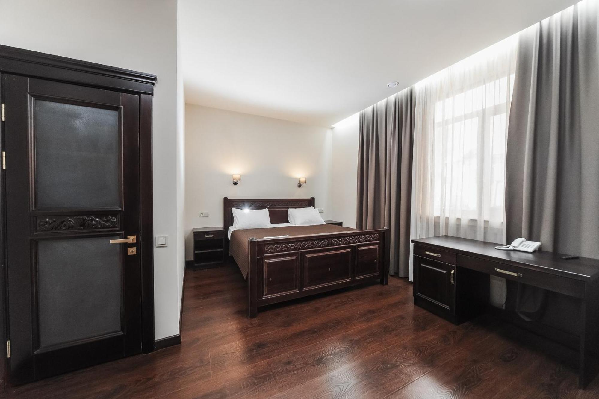 Dvin Hotel Pavlodar Bagian luar foto