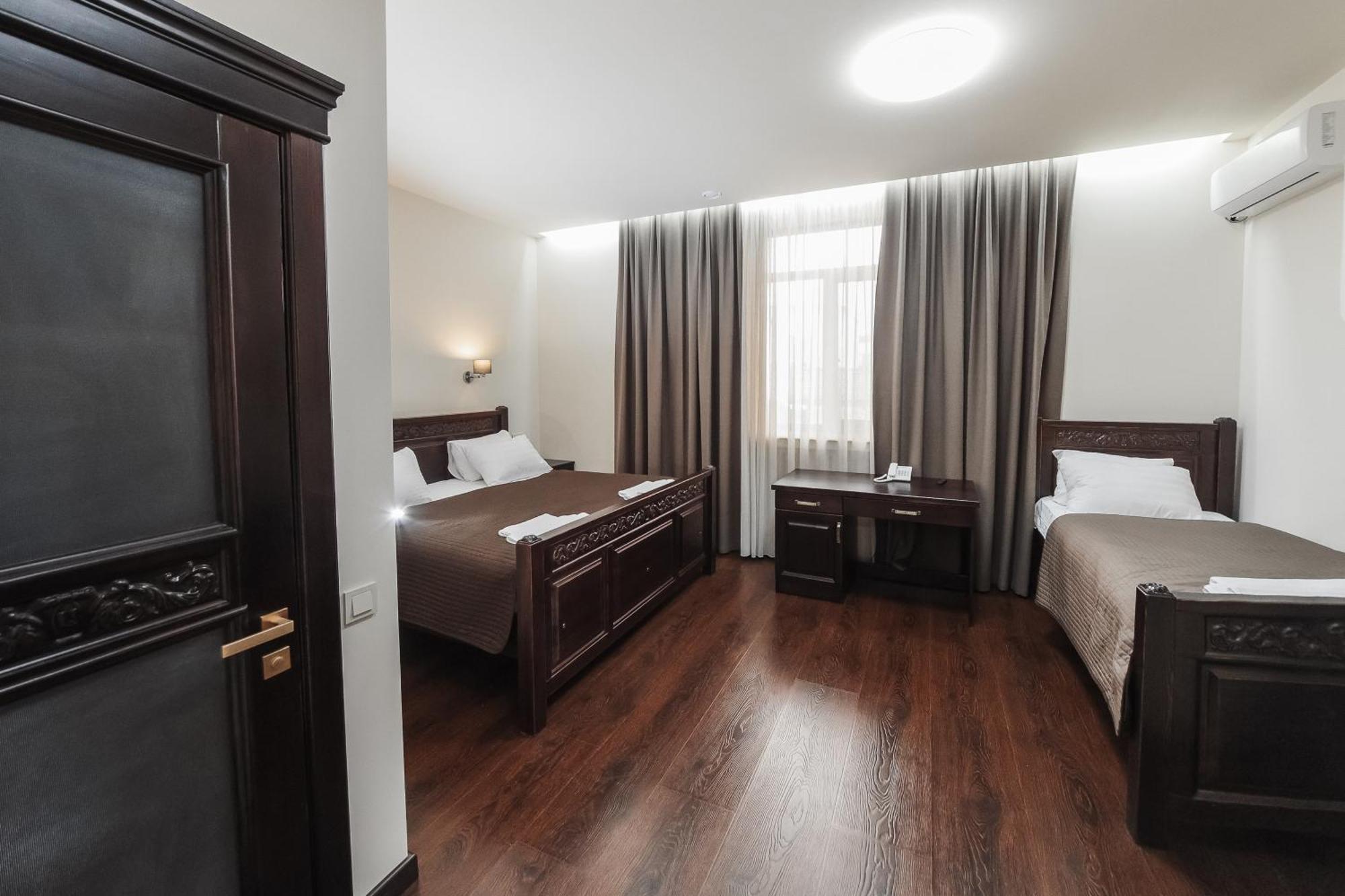 Dvin Hotel Pavlodar Bagian luar foto