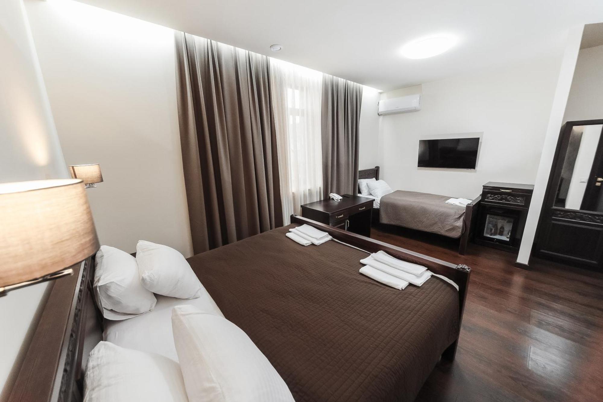Dvin Hotel Pavlodar Bagian luar foto