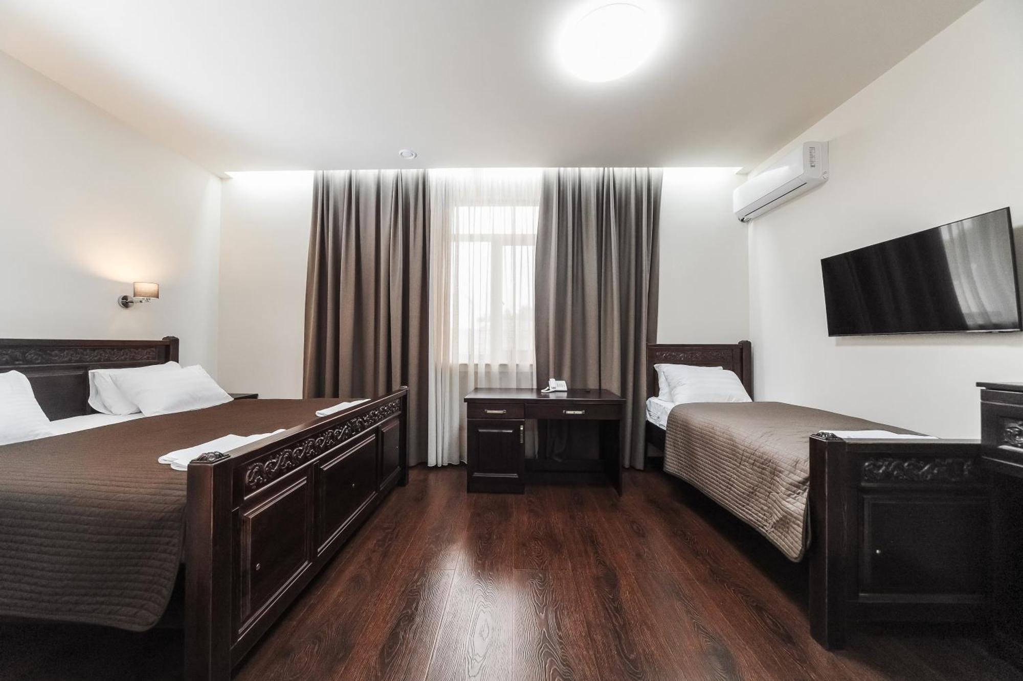 Dvin Hotel Pavlodar Bagian luar foto