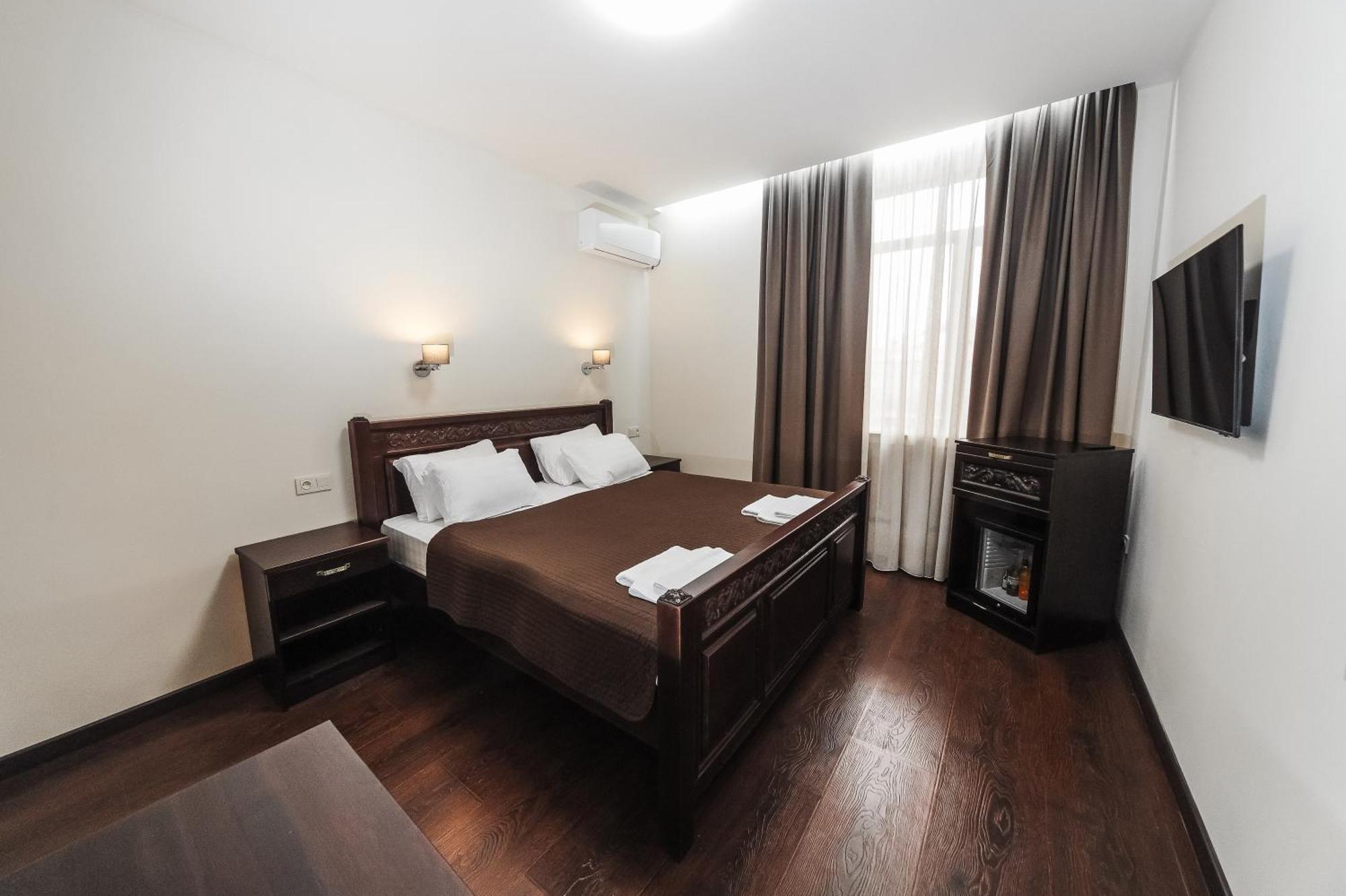 Dvin Hotel Pavlodar Bagian luar foto