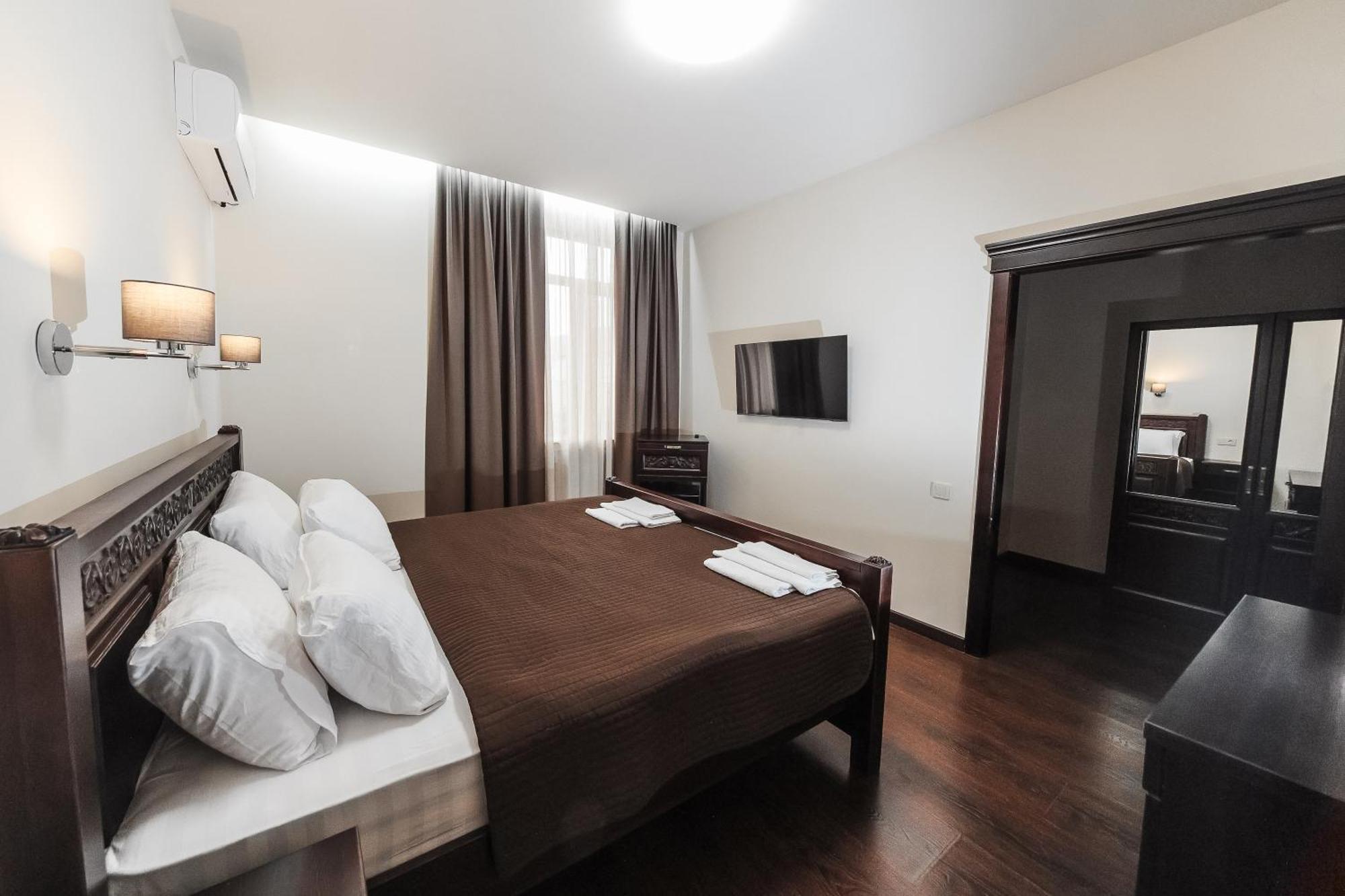 Dvin Hotel Pavlodar Bagian luar foto