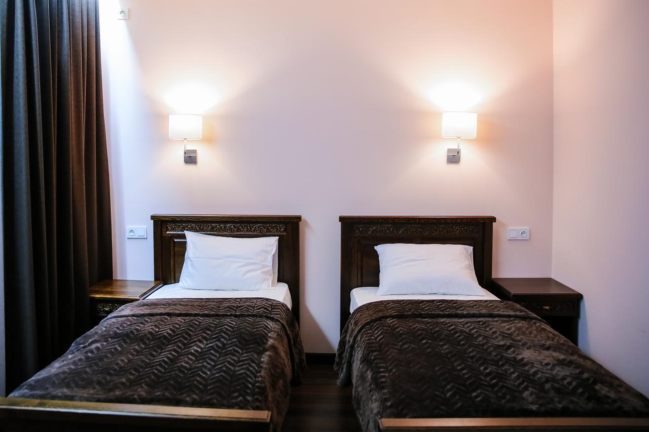 Dvin Hotel Pavlodar Bagian luar foto