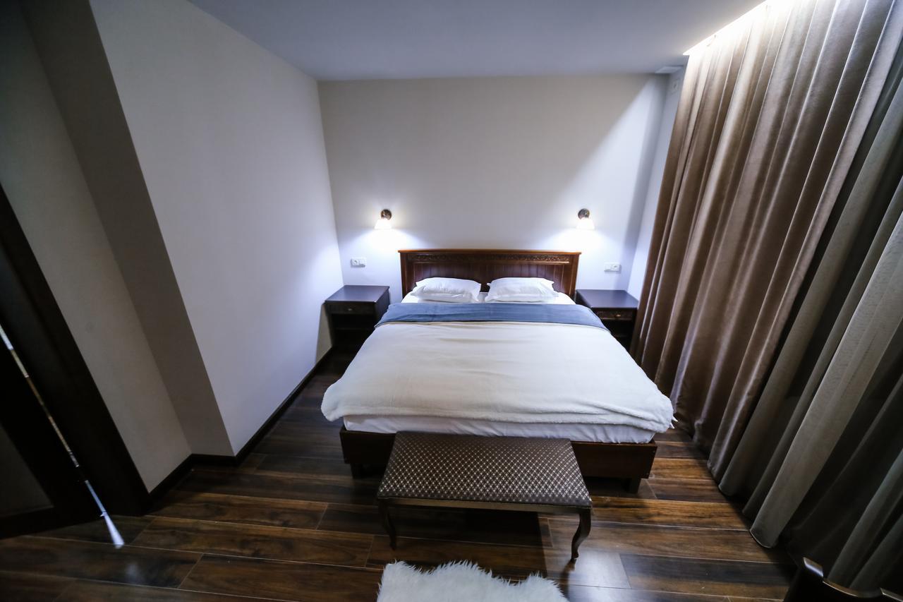 Dvin Hotel Pavlodar Bagian luar foto