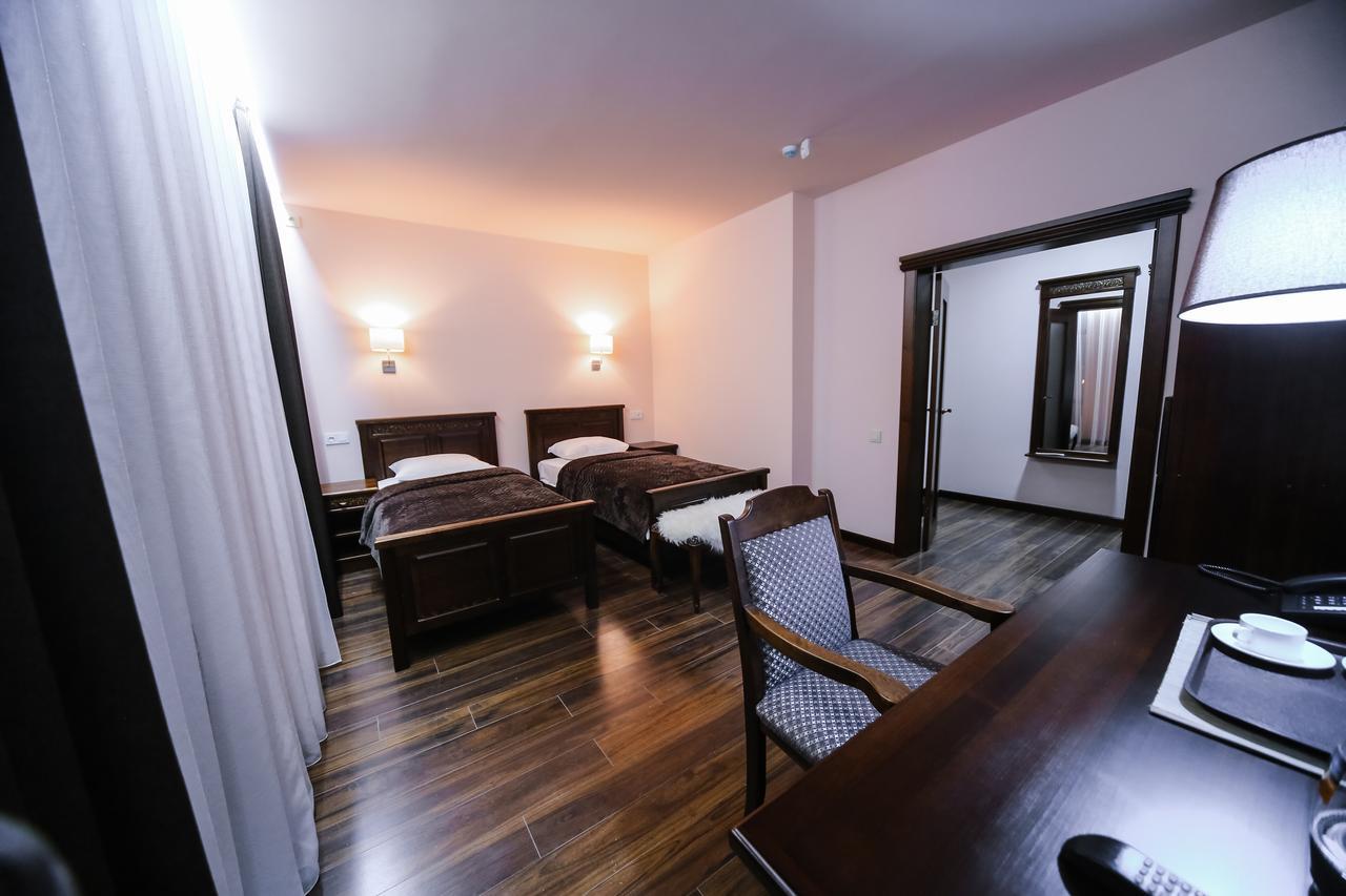 Dvin Hotel Pavlodar Bagian luar foto