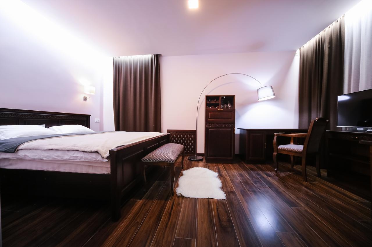 Dvin Hotel Pavlodar Bagian luar foto