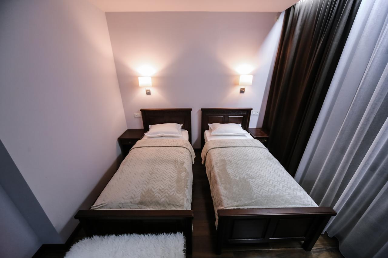 Dvin Hotel Pavlodar Bagian luar foto