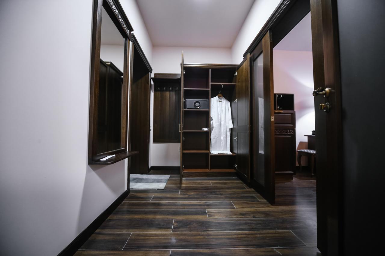 Dvin Hotel Pavlodar Bagian luar foto