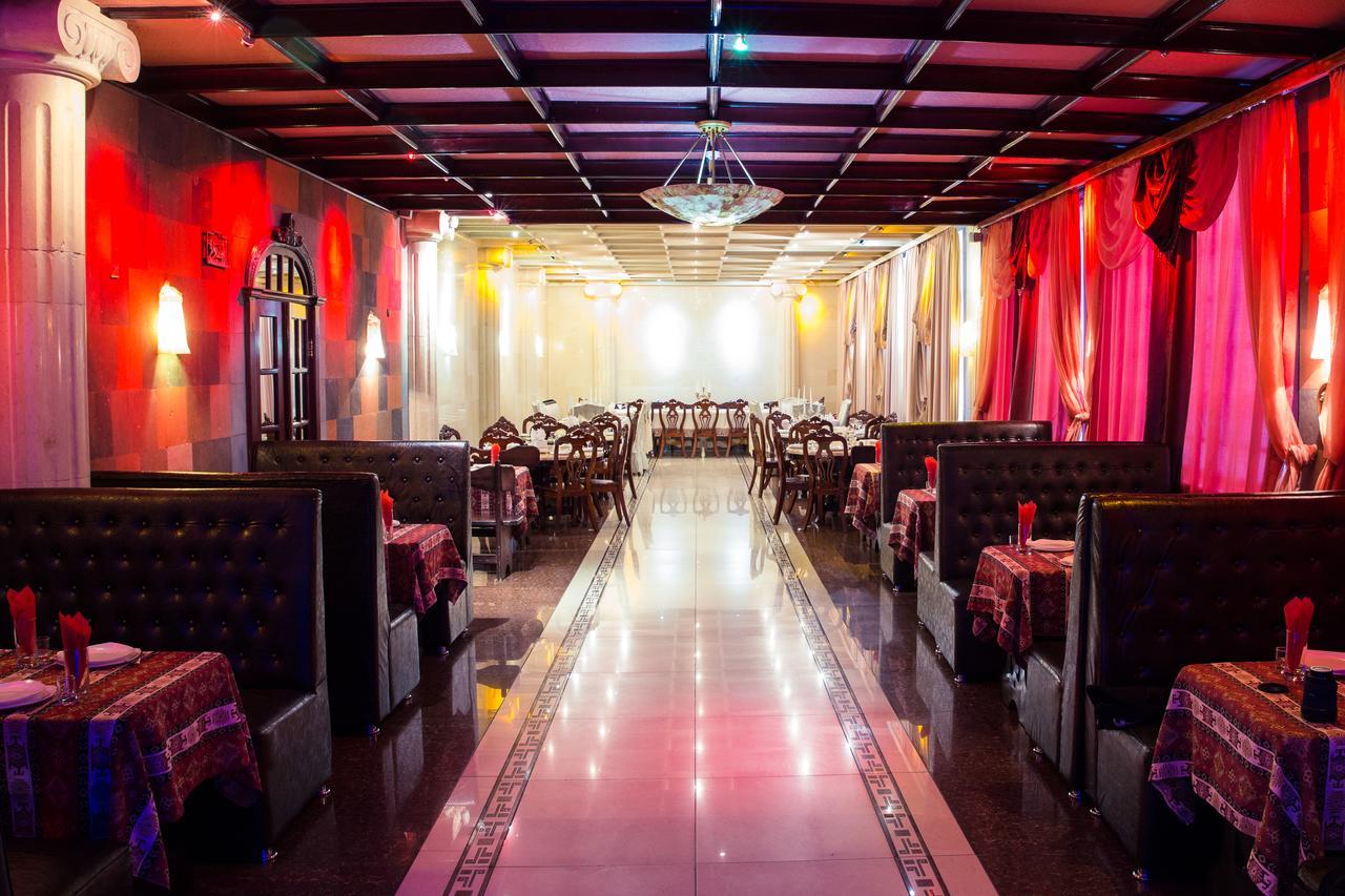 Dvin Hotel Pavlodar Bagian luar foto