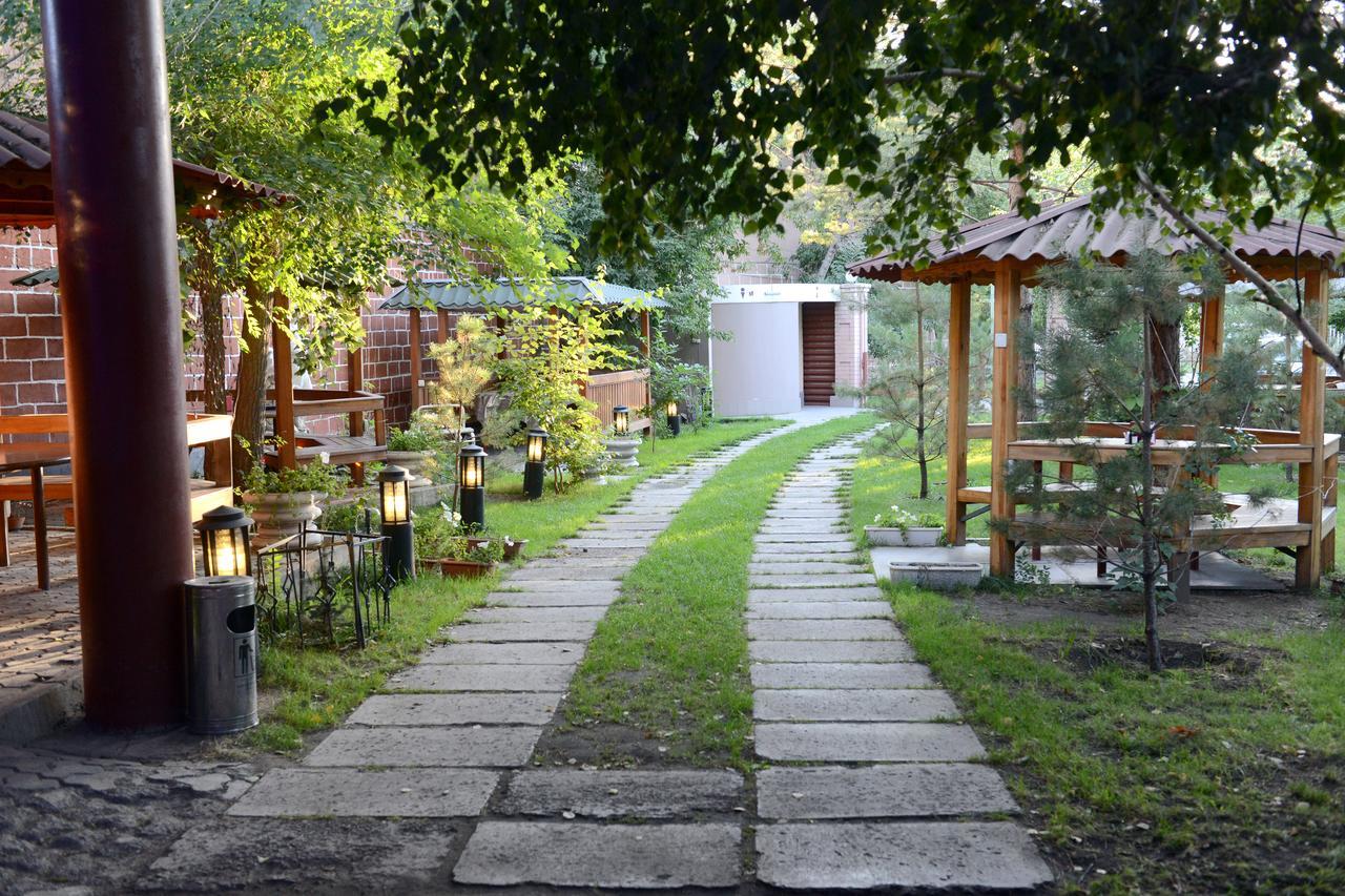 Dvin Hotel Pavlodar Bagian luar foto