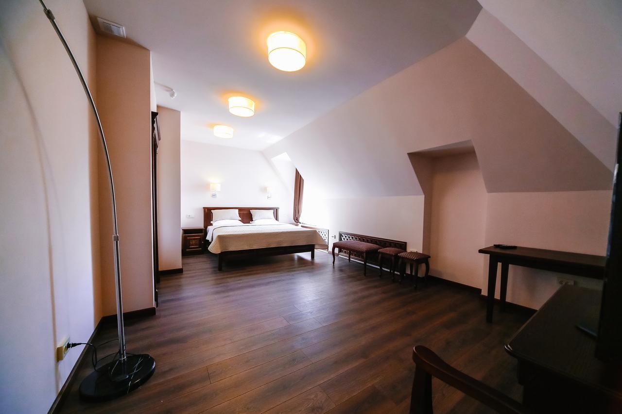 Dvin Hotel Pavlodar Bagian luar foto