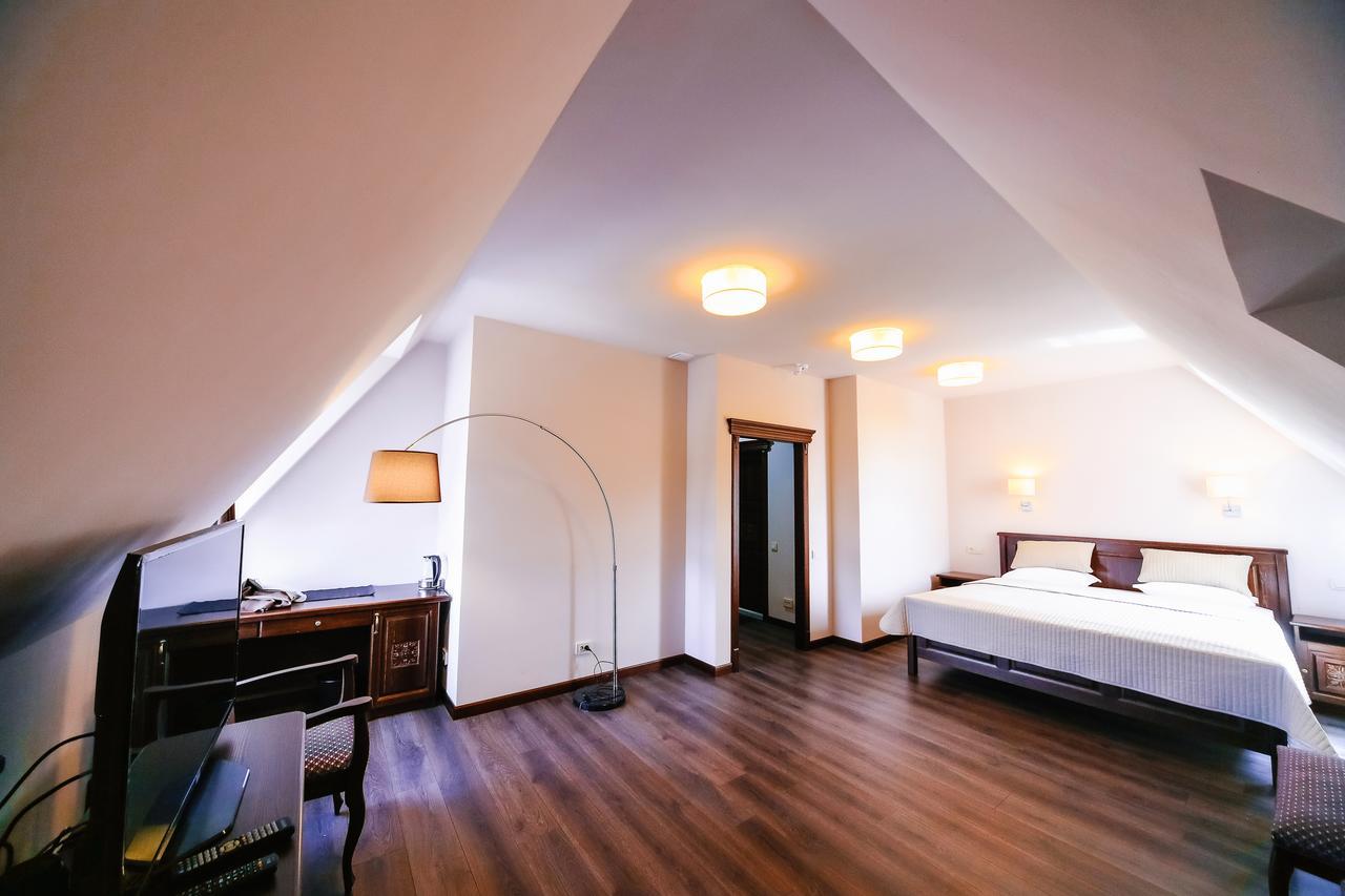 Dvin Hotel Pavlodar Bagian luar foto