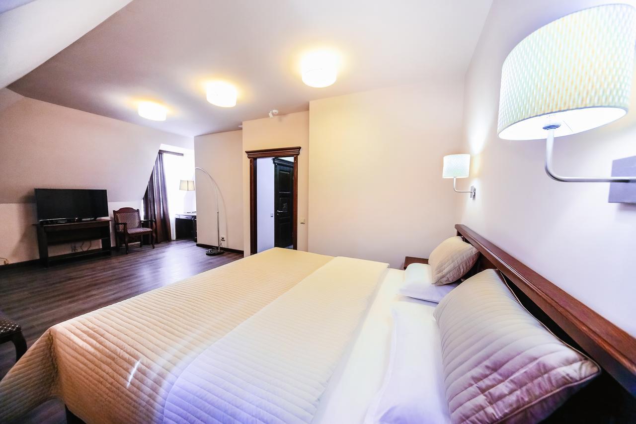 Dvin Hotel Pavlodar Bagian luar foto